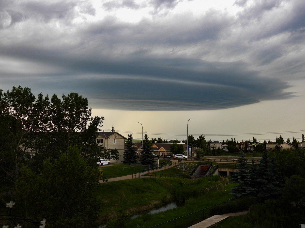 Thanks to viewer Darlene for sending in this photo of a shelf cloud near Airdrie! 

These form when cold air from a storm’s downdraft slams into warmer moist air, lifting it up and creating that shelf‑like structure. They often mean gusty winds and rain are right behind it!