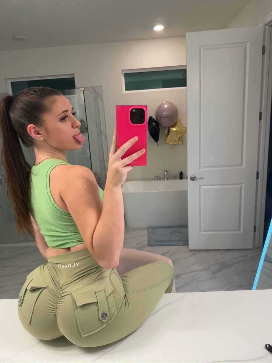 Follow my new instagram: zoeysparklez
Comment under for a free 🍑 pic when done😘