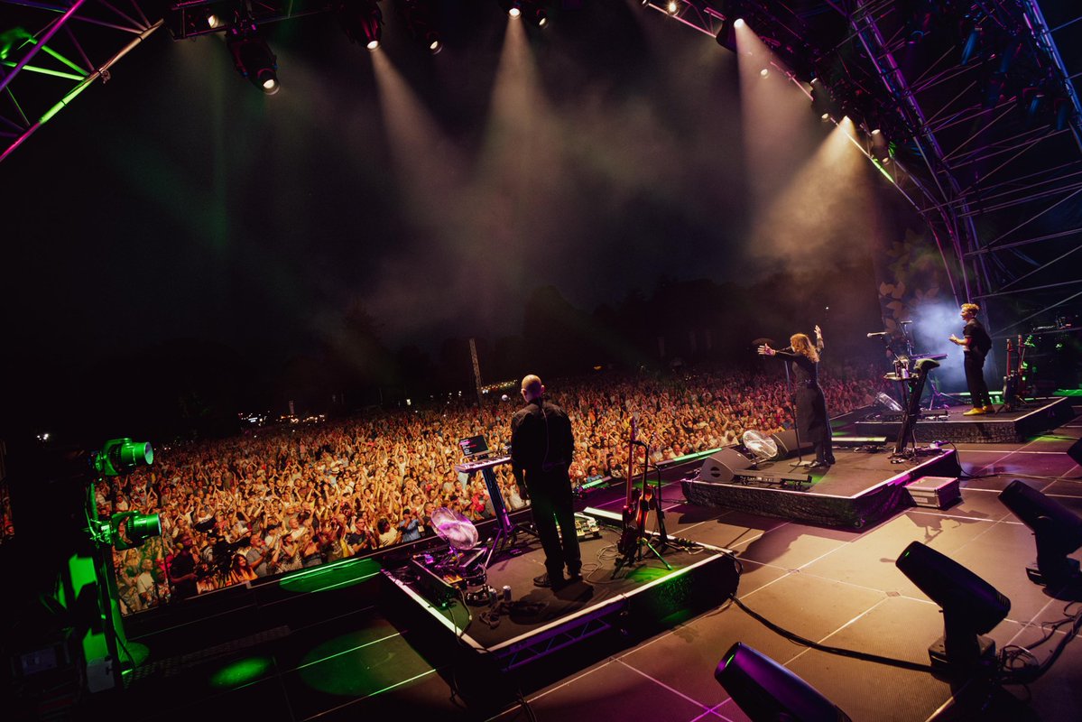 Alison Moyet (@alisonmoyet) on Twitter photo What a wonderful time we had at #Kew on Saturday. Grateful for the fine fellowship we shared & to all who came that made it so. Hail to my splendid guests, Iona Zajac - wonderful to have you back & ā¦<a href="/DanGSells/">Dan Gillespie Sells</a>ā© for stepping in last minute & being brilliant.
š·Georgie Gibbon What a wonderful time we had at #Kew on Saturday. Grateful for the fine fellowship we shared & to all who came that made it so. Hail to my splendid guests, Iona Zajac - wonderful to have you back & ā¦<a href="/DanGSells/">Dan Gillespie Sells</a>ā© for stepping in last minute & being brilliant.
š·Georgie Gibbon