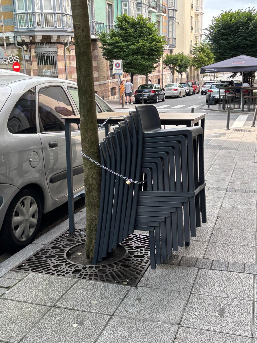 AAVVPomboCdio's tweet photo. Plantar árboles para sujetar el mobiliario de terrazas… utilidades de la renaturalización urbana que ningún experto vio venir. Santander a la cabeza de la innovación, ¿verdad @gemaigual? https://t.co/AvUYgUP5yG