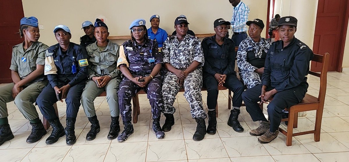UNPOL MINUSCA (@unpol_rca) on Twitter photo Ce 14 juillet, le réseau des femmes de l’<a href="/UNPOL/">United Nations Police</a> #MINUSCA et les femmes des #FSI🇨🇫 ont fait don de médicaments et d'autres consommables médicaux à l’hôpital général de #Bangui. Ce don symbolise la solidarité de l’<a href="/UNPOL/">United Nations Police</a> envers les élèves victimes du drame du lycée de @Boganda🇨🇫. Ce 14 juillet, le réseau des femmes de l’<a href="/UNPOL/">United Nations Police</a> #MINUSCA et les femmes des #FSI🇨🇫 ont fait don de médicaments et d'autres consommables médicaux à l’hôpital général de #Bangui. Ce don symbolise la solidarité de l’<a href="/UNPOL/">United Nations Police</a> envers les élèves victimes du drame du lycée de @Boganda🇨🇫.