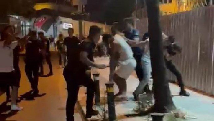 Hani neredesiniz a.kodumun milliyetçi feministleri? Anne karnındaki bir bebek, polis tekmesiyle öldürüldü. Neden paylaşmıyorsunuz, neden kınamıyorsunuz? Anne ve bebek Kürt diye mi, yoksa sevindiğiniz için mi? İki yüzlü oevlatları