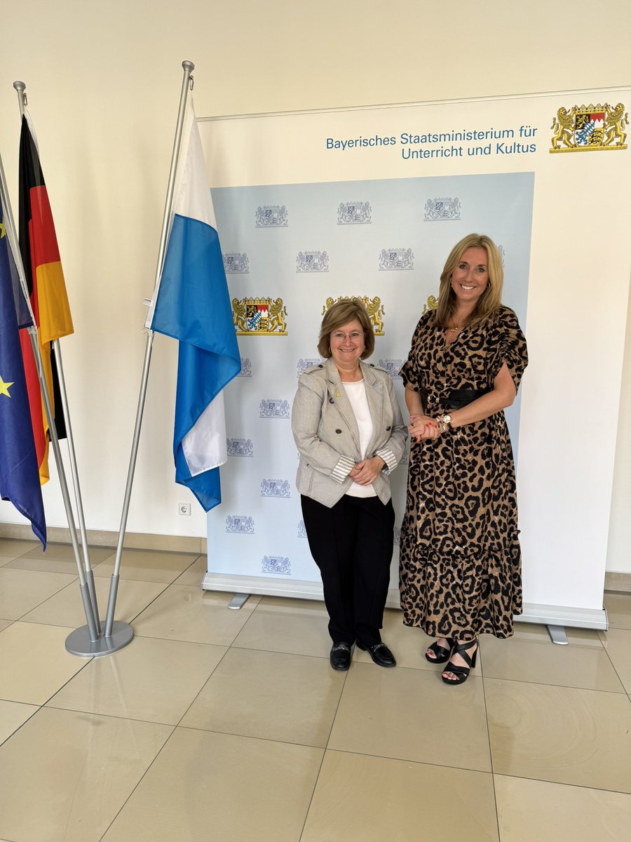TalyaLador's tweet image. Fruchtbares Gespräch mit @KM_Bayern Ministerin , Anna Stolz über die Wiederbelebung des Jugendaustauschs zwischen Bayern und Israel, den Kampf gegen Antisemitismus und die Lage im Nahen Osten. Vielen Dank für den freundlichen Austausch. 🤝