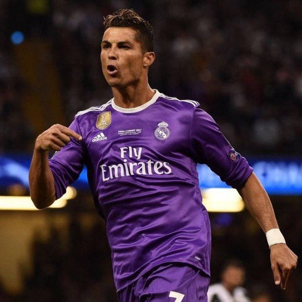 الركلات الحرة 
2012 رونالدو 34 - ميسي 8
2025 ميسي 69 - رونالدو 63

بطولات دولية رسمية 
2020 رونالدو 1 - ميسي 0
2025 ميسي 4 - رونالدو 1

الحذاء الذهبي
2015 رونالدو 4 - ميسي 3
2025 ميسي 6 - رونالدو 4

الكرة الذهبية 
2018 رونالدو 5 - ميسي 5
2025 ميسي 8 - رونالدو 5

ذا بيست 
2017