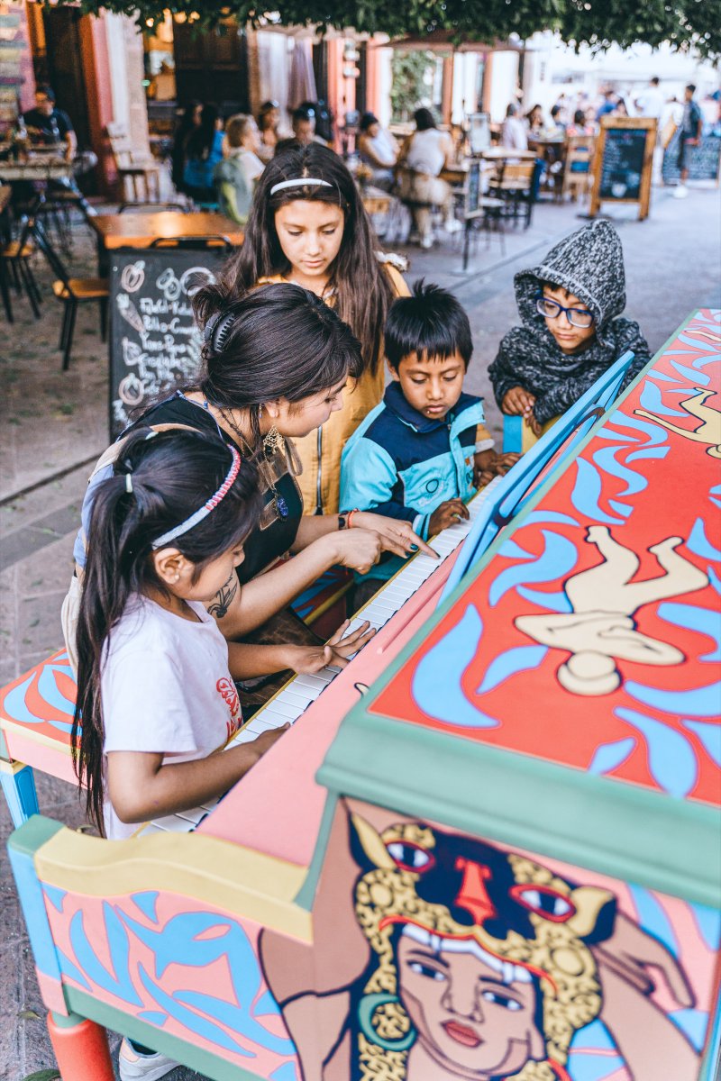 asomarte's tweet image. 🎹 ¿Has visto los pianos ubicados en andadores o en plazas públicas del Centro Histórico de la ciudad?
No te pierdas la entrevista con René Venegas, creador de este proyecto que llegó para transformar el espacio público a través de la música y arte.
asomarte.com/revista/art/10…