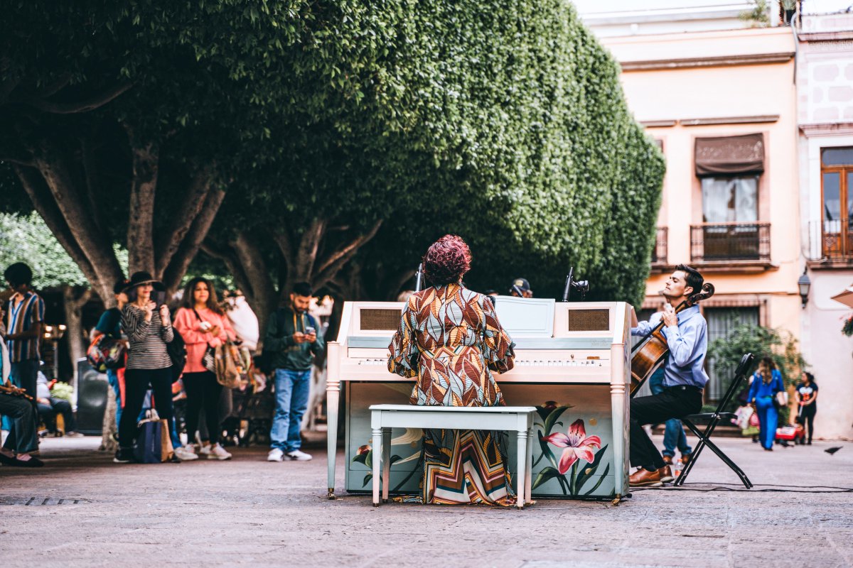 asomarte's tweet image. 🎹 ¿Has visto los pianos ubicados en andadores o en plazas públicas del Centro Histórico de la ciudad?
No te pierdas la entrevista con René Venegas, creador de este proyecto que llegó para transformar el espacio público a través de la música y arte.
asomarte.com/revista/art/10…