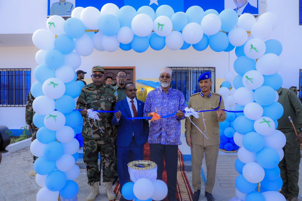 JSStatehouse's tweet image. Madaxweynaha Dowladda Jubaland, Mudane Axmed Maxamed Islaam, ayaa xariga ka jaray Saldhigga Dhexe ee Degmada Kismaayo ee Ciidanka Booliska Dowladda Jubaland.