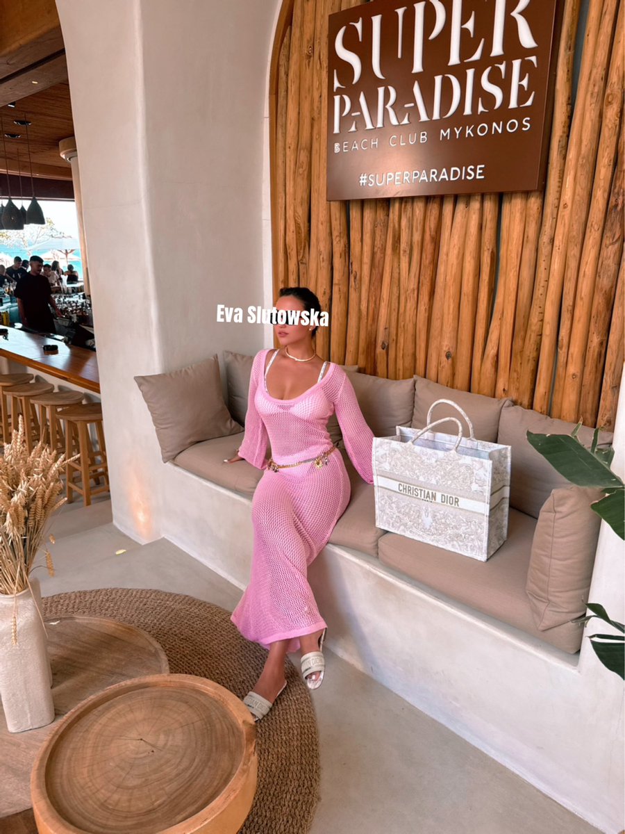 allyoursEva's tweet image. Super Paradise, Dior, and a body made for first-class only 💸
I don’t chase vibes — I am the vibe.
#MykonosMood #RichGirlEnergy