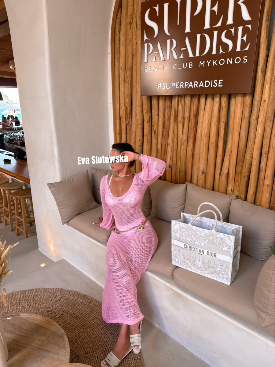 allyoursEva's tweet image. Super Paradise, Dior, and a body made for first-class only 💸
I don’t chase vibes — I am the vibe.
#MykonosMood #RichGirlEnergy