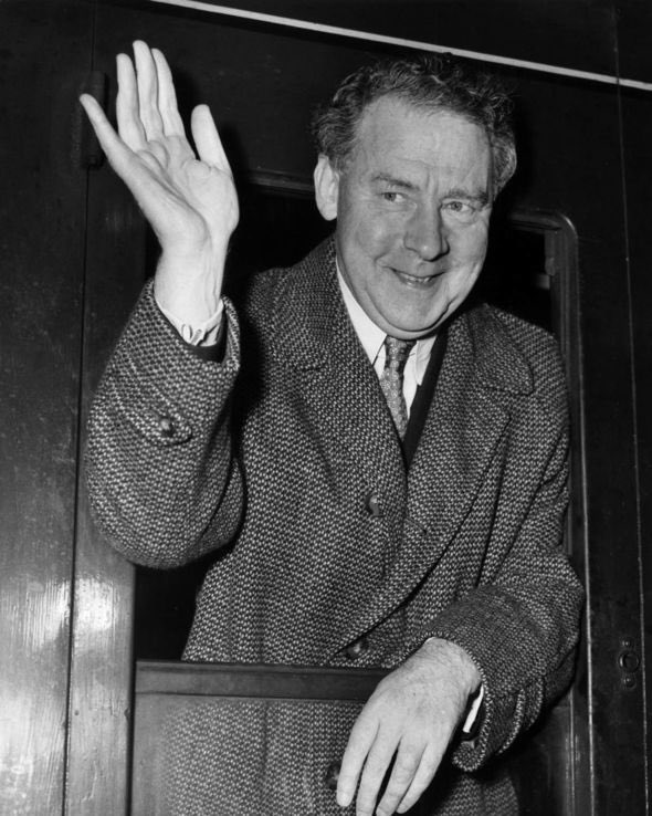 izzy_conn_'s tweet image. 🎤🌹New Leading Labour episode coming tomorrow… 🌹🎤
2. Hugh Gaitskell, Labour leader 1955 - 1963
💫Click here to follow on Spotify so you never miss an episode: open.spotify.com/show/2k1Xn50nr…
