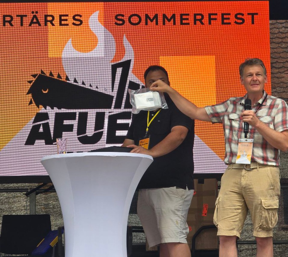 🎉  Preisverleihung einer BITBOX auf dem #afuerafest 🏆
Der Gewinner? Ein junger Mann, der bereits ein paar Satoshis hält. Jetzt kann er seine #bitcoin sicher verwahren.
Danke an BitBox fürs Sponsoring von LFO &amp; Einundzwanzig Regensburg 🧡