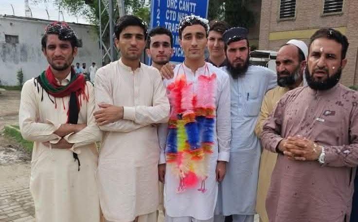 سٹیٹ کے وسیع تر مفادات پر مبنی بے بنیاد من گھڑت بیانیے کو انتہائی مناسب الفاظ، دلائل اور ثبوت کے ساتھ جواب دینے والے، اور ہمیشہ دلیل سے بات کرنے والے اسلامیہ کالج پشاور کے طالب علم فضل امین آفریدی رہاہوچکے۔