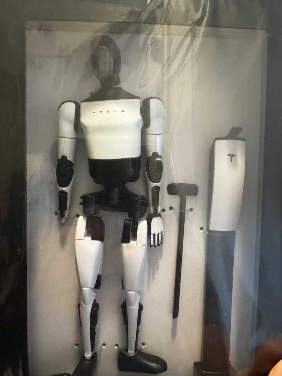 dustinthedad's tweet image. What challenge should I make my 5 year old son complete to earn the new Optimus Bot with Cyber Hammer?
I want it to be pretty easy so I can play with this too ๐คฃ
