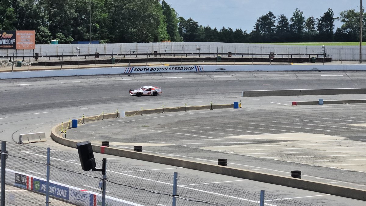 junnbugg9452's tweet photo. @JEarnhardt1 @southbostonspeedway funn times! https://t.co/Vc178dN7vU