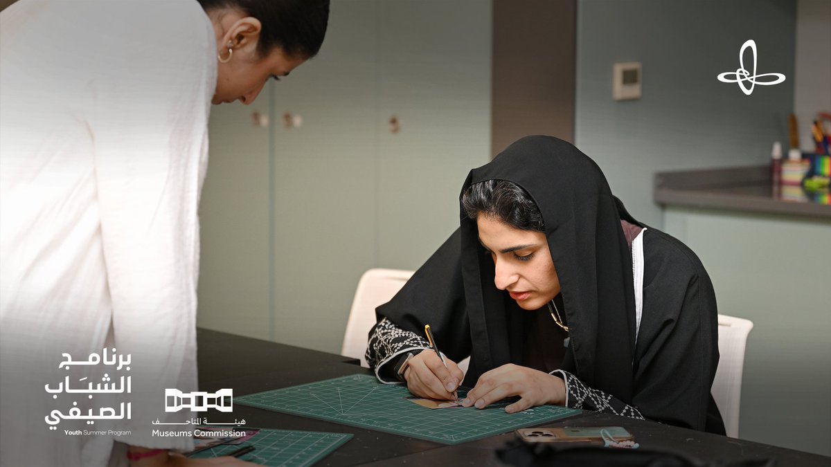 VisitIthra's tweet image. في ورشة تفاعلية مع الفنانة سارة أبو عبدالله، وبالتعاون مع @MOCMuseums، قام مشاركو "برنامج الشباب الصيفي" بصناعة أرشيف بصري من صورهم وذكرياتهم ولقطات من حياتهم اليومية؛ من أجل نتيجة تعبّر عن ملامح جيل بأكمله.
#إثراء