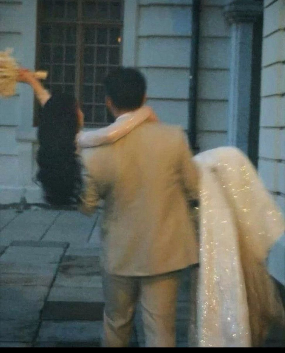 Sen bana ışık ver yeter bende filiz çok
Köklerin içimde gizlidir,
Gelen, giden arayan, soran dere budak yok
Bir şiir istersin içinde benzetmeler olan
Kusura bakma sevgilim
Heybemde sana benzeyecek kadar güzel birşey yok... yok! 🖤