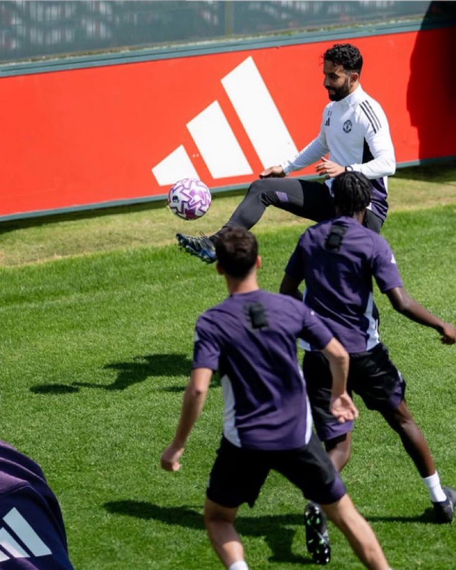 Les gars vous savez si y’a une clause qui autorise les entraineur à pouvoir jouer les matchs ? Non parce qu’à se rythme là, Amorim va jouer buteur..