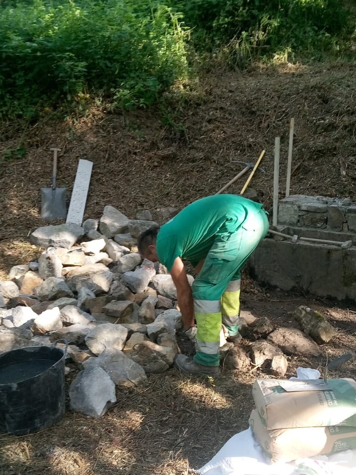 💧🐸 En Lomeña, nuestras cuadrillas han puesto rampas en bebederos de ganado.
Evitan que anfibios y reptiles queden atrapados y se ahoguen.
Pequeños gestos, gran biodiversidad.
Small actions, big impact!
#StepsForLIFE #Lomeña #Anfibios #CaminoLebaniego