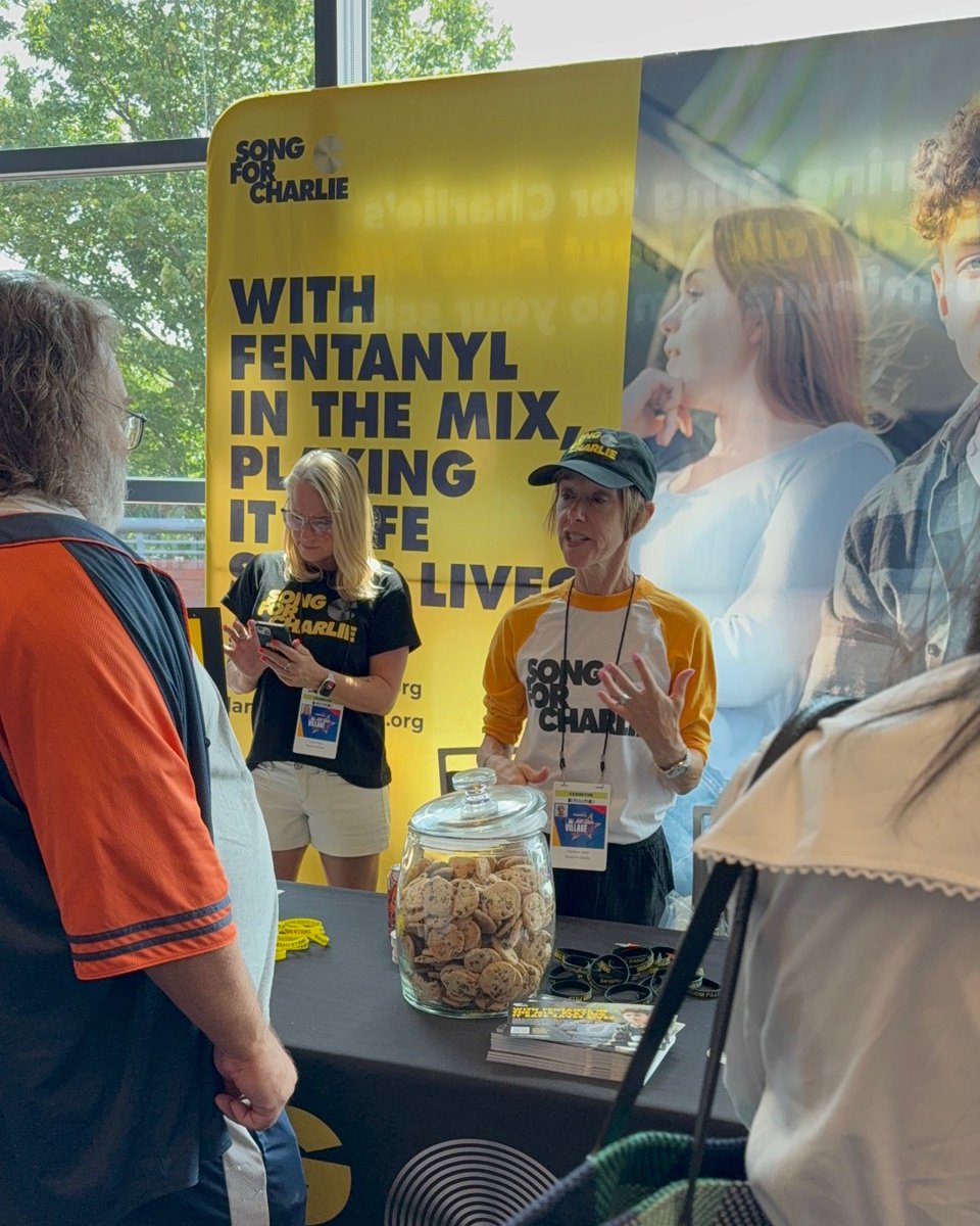 SongforCharlie's tweet image. 🍪⚾️ We’re stepping up to the plate here at #MLBAllStarVillage, talking with parents &amp;amp; kids about the dangers of fentanyl and fake pills.

Stop by our booth to learn about the chocolate chip cookie effect 🍫🍪 — and snag a bag of cookies when you do! (We&apos;ve already had to…