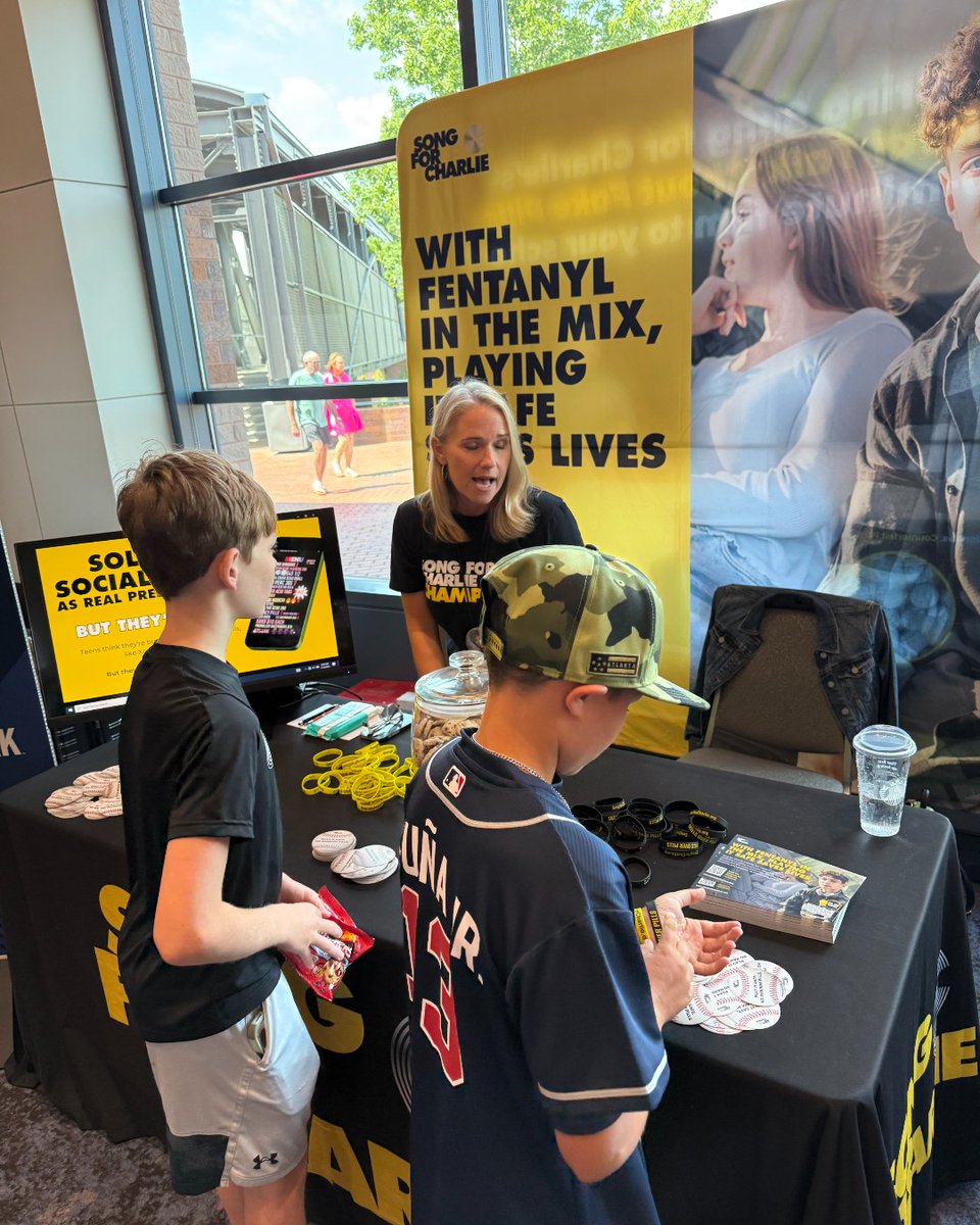SongforCharlie's tweet image. 🍪⚾️ We’re stepping up to the plate here at #MLBAllStarVillage, talking with parents &amp;amp; kids about the dangers of fentanyl and fake pills.

Stop by our booth to learn about the chocolate chip cookie effect 🍫🍪 — and snag a bag of cookies when you do! (We&apos;ve already had to…