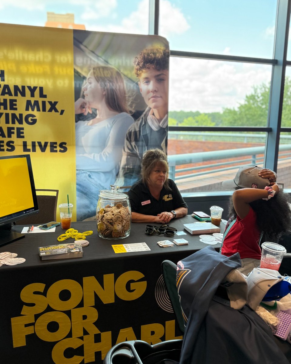 SongforCharlie's tweet image. 🍪⚾️ We’re stepping up to the plate here at #MLBAllStarVillage, talking with parents &amp;amp; kids about the dangers of fentanyl and fake pills.

Stop by our booth to learn about the chocolate chip cookie effect 🍫🍪 — and snag a bag of cookies when you do! (We&apos;ve already had to…