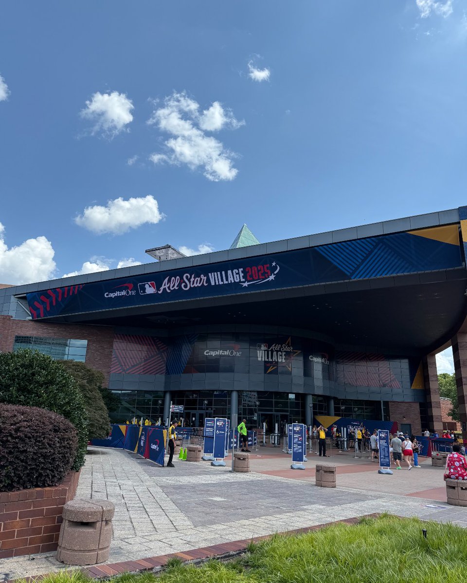 SongforCharlie's tweet image. 🍪⚾️ We’re stepping up to the plate here at #MLBAllStarVillage, talking with parents &amp;amp; kids about the dangers of fentanyl and fake pills.

Stop by our booth to learn about the chocolate chip cookie effect 🍫🍪 — and snag a bag of cookies when you do! (We&apos;ve already had to…