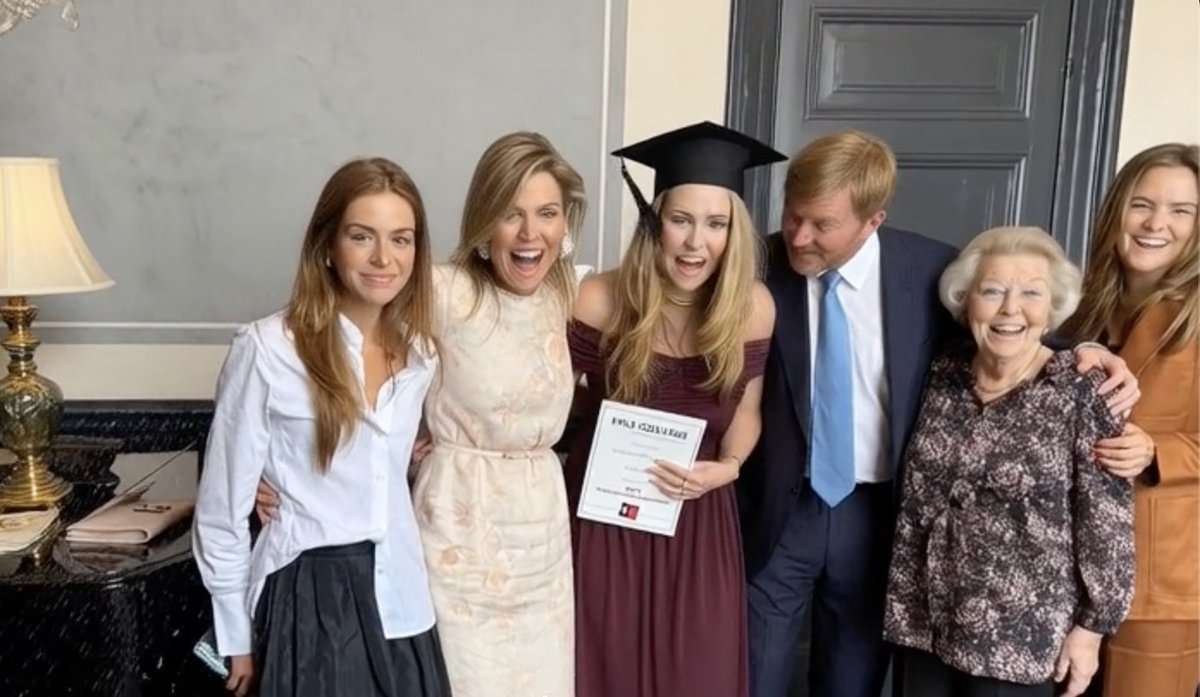 Geen diploma, maar een certificaat. En nu weer terug naar Griekenland. Wat gaat Amalia volgend jaar eigenlijk doen? Je hoort het van Amalia zelf in deze video. 

youtu.be/M-g6mlNYK5M