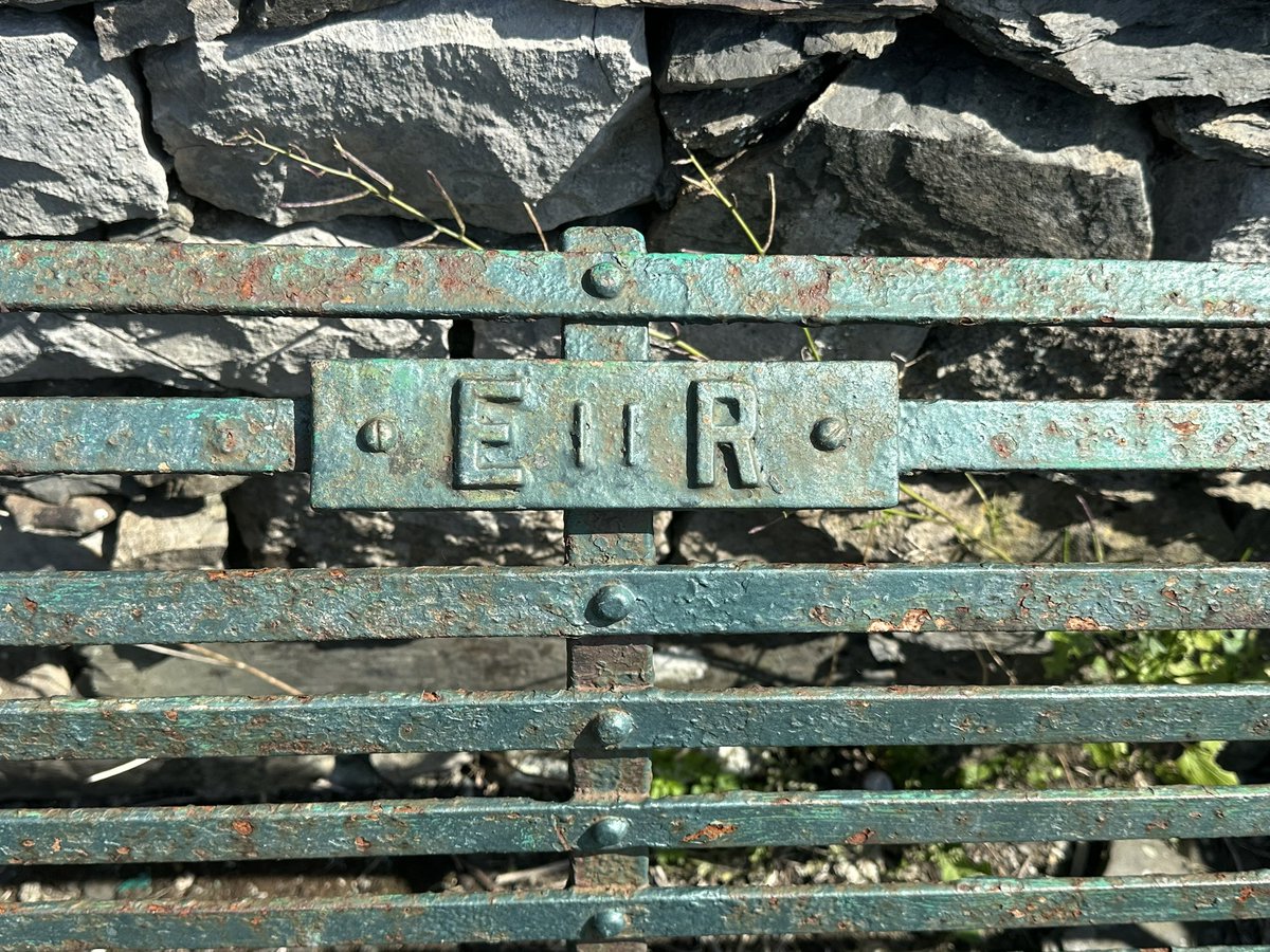 AdventuringJoW's tweet image. Away from Patterdale / Martindale another civic green bench in celebration of our late queen. Needs a splodge of paint perhaps? Everyone needs an @TheLengthsman equivalent looking after them #AllMetalMonday @CharlesBewley2 @LakesStiles @ceadela