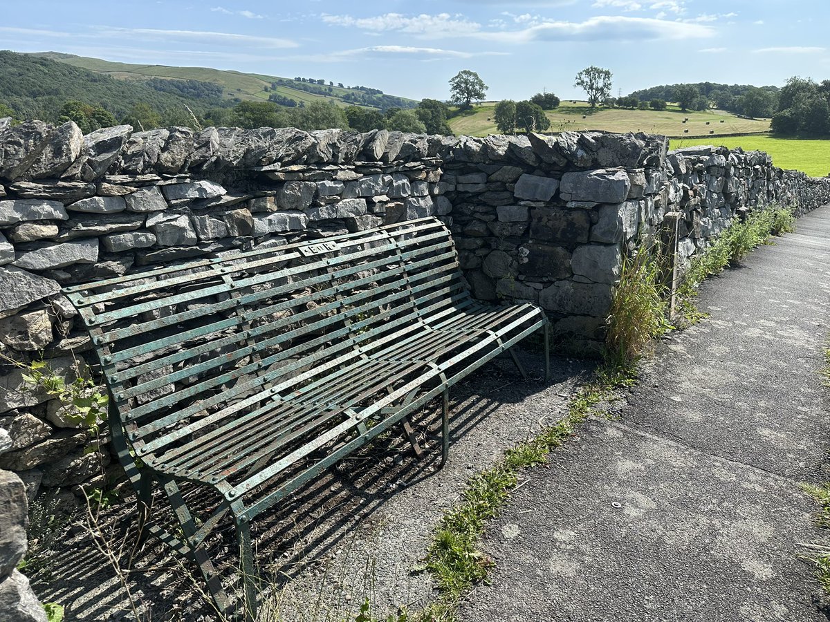 AdventuringJoW's tweet image. Away from Patterdale / Martindale another civic green bench in celebration of our late queen. Needs a splodge of paint perhaps? Everyone needs an @TheLengthsman equivalent looking after them #AllMetalMonday @CharlesBewley2 @LakesStiles @ceadela