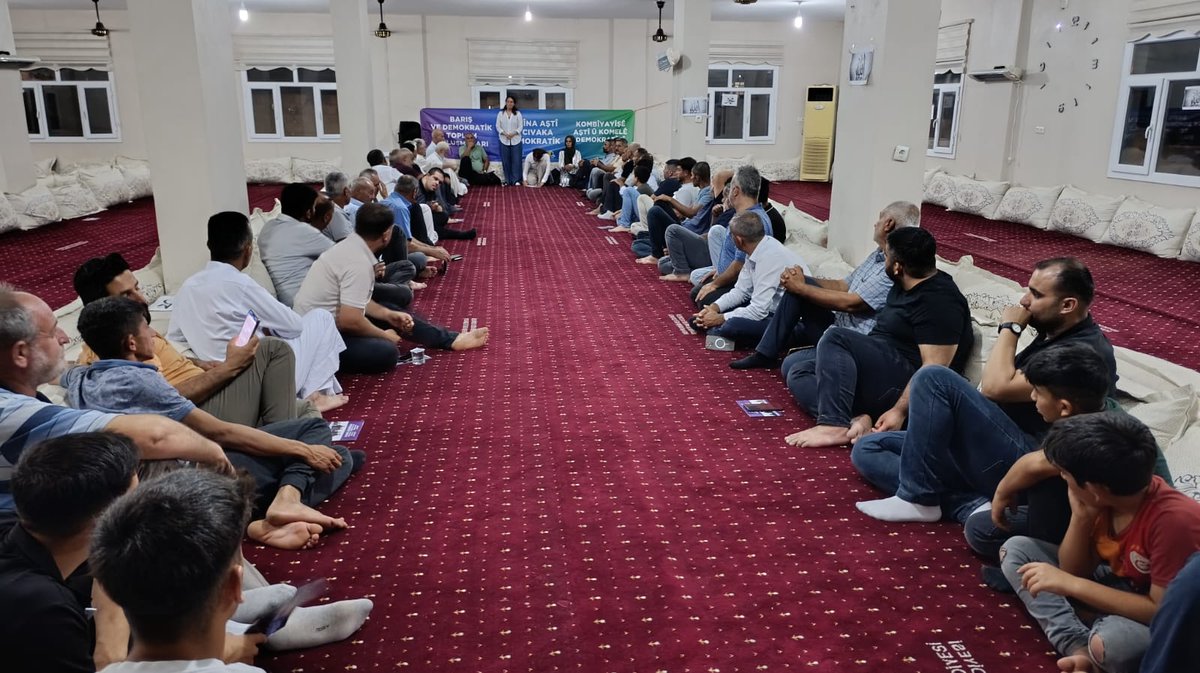 Riha'nın Barış ve Demokratik Toplum Buluşmalarının strat yeri olan Serêkaniyê (Ceylanpınar) ilçesinde halk buluşmaları devam ediyor. DEM Parti ve DBP öncülüğünde mahalle mahalle, köy köy gezilerek düzenlenen halk buluşmalarının bu akşamki durağı Şêxrucûm (Avcılı) ve Helobeloya