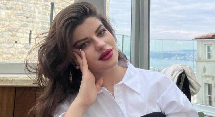 Ayşe Tokyaz devlet kurumlarına sığındı, koruma istedi, sesini duyurmaya çalıştı.
Ama görevi korumak olanlar yine sessiz kaldı, eski bir polis tarafından öldürüldü.
Bu cinayet göz göre göre işlendi.
Sadece fail Cemil Koç değil, onu durdurmayan herkes yargılanmalı.