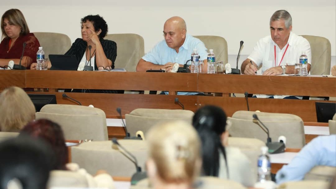 Belkys PC 🇨🇺 (@belkyspcr) on Twitter photo Con la presencia del <a href="/DrRobertoMOjeda/">Dr. Roberto Morales Ojeda</a> la comisión de Educación, Cultura, Ciencia, Tecnología y Medio Ambiente de la <a href="/AsambleaCuba/">Asamblea Nacional Cuba</a>, debatió sobre la actualización de la estrategia diseñada para fortalecer la enseñanza de la Historia de Cuba y el Marxismo Leninismo.
#PoderPopular Con la presencia del <a href="/DrRobertoMOjeda/">Dr. Roberto Morales Ojeda</a> la comisión de Educación, Cultura, Ciencia, Tecnología y Medio Ambiente de la <a href="/AsambleaCuba/">Asamblea Nacional Cuba</a>, debatió sobre la actualización de la estrategia diseñada para fortalecer la enseñanza de la Historia de Cuba y el Marxismo Leninismo.
#PoderPopular