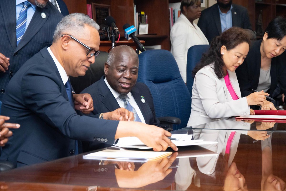 Last Friday, the Ministry of Health and Wellness signed with China’s Dev Cooperation Agency for the New Providence Specialty Hospital
-22 million saved
-Environmental clearance approved
-Site work begins soon

#MOHWBahamas