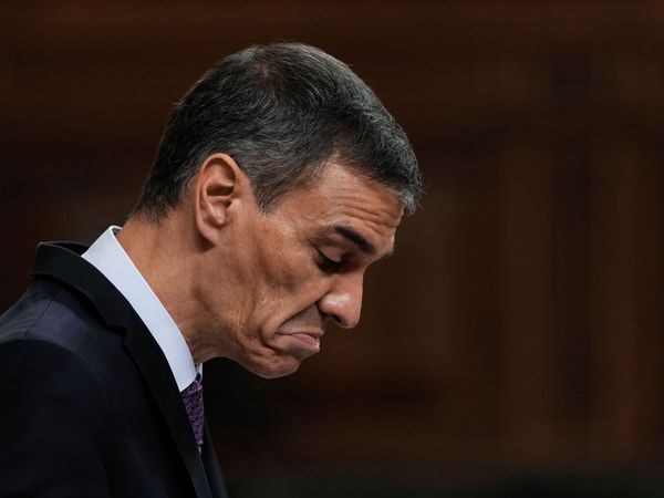 "Para hacer un pueblo se necesitan siglos y héroes; para deshacerlo bastan dos años y, al timón, cualquier monstruo".  José Calvo Sotelo (6 mayo 1893-13 julio 1936), asesinado por un militante del PSOE.