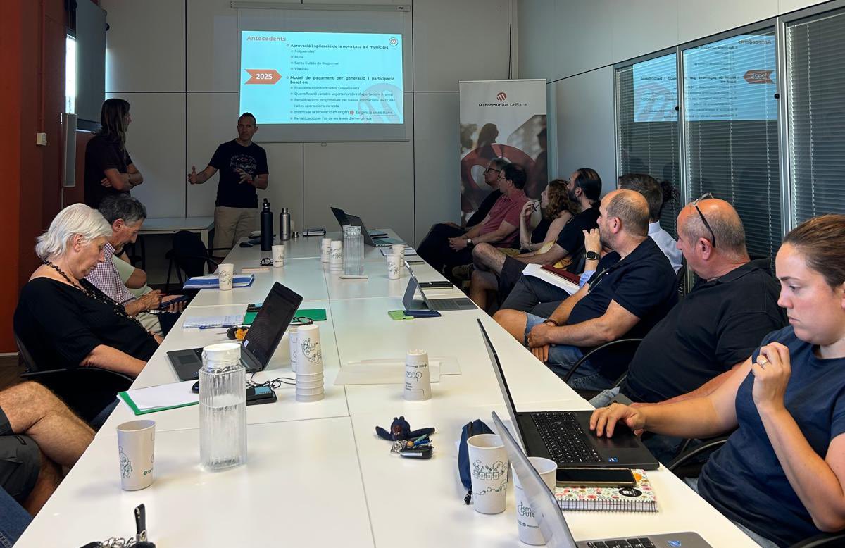 ♻️ Reunió de responsables de l’àrea de Medi Ambient i Acció Climàtica de la #Mancomunitat amb regidories i alcaldies dels 10 pobles que implantaran la taxa justa

✅ Treballem conjuntament per una gestió dels residus urbans referent.

🤝 #CuidemlEntorn 🌱 #FemFutur