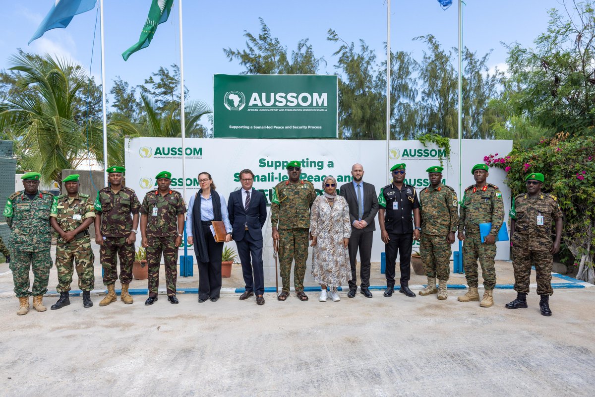 aussom_'s tweet image. #AUSSOM Force Commander Lt. Gen. Sam Kavuma hosted a high-level @EU_in_Somalia delegation led by Deputy Head of Mission and Chargé d’Affaires Mr. Hadrien Maillard, at the Mission HQ in #Mogadishu today.
They discussed AUSSOM’s mission setup, troop deployment, sector…