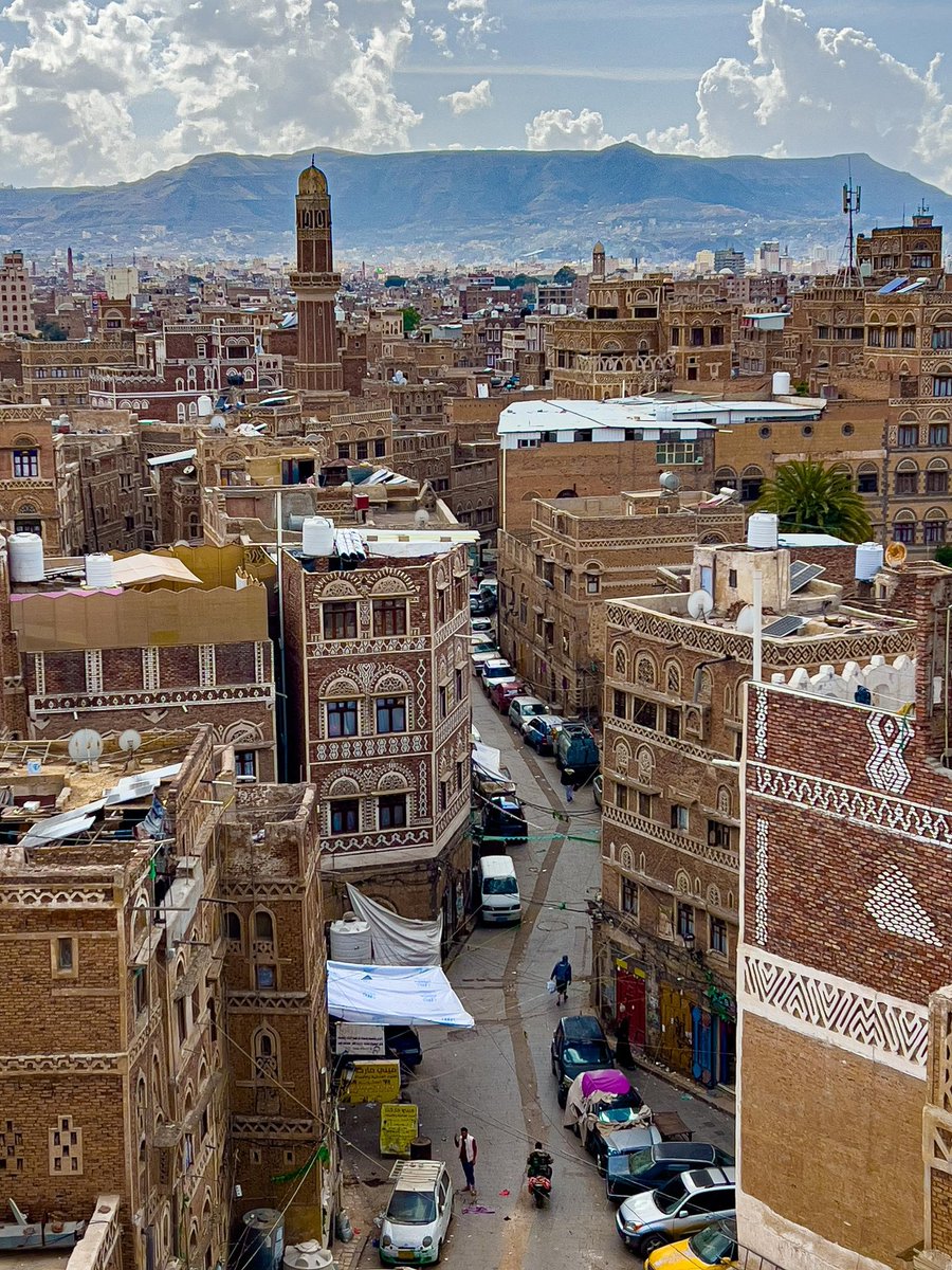 YemenPlaces_'s tweet image. علي السنيدار .. مصور فوتوغرافي من صنعاء القديمة، مهتم بتصوير حياة الشارع .. دائماً ينقل لنا صور لصنعاء القديمة والحياة اليومية للمواطن اليمني البسيط بكل جمال 🇾🇪😍