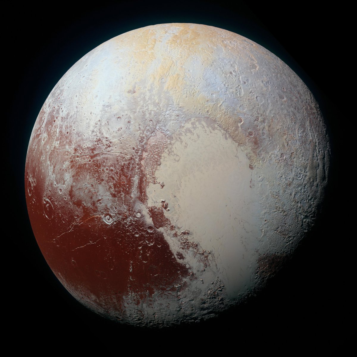 Hace diez años, nuestra nave espacial New Horizons se acercó a Plutón más que cualquier otra en la historia, sobrevolando su superficie a menos de 13.000 km de distancia.
Esta imagen en color mejorado fue tomada cuando la nave se encontraba a unos 450.000 km del planeta enano.