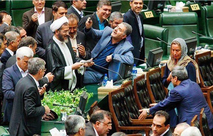 Pouria_bkh's tweet image. بابا شماها یه بار موگرینی رو از نزدیک دیدید عنان از کف دادید، حالا از #فغانی انتظار دارید رییس جمهور آمریکا اومده پیشش جفتک بندازه ؟