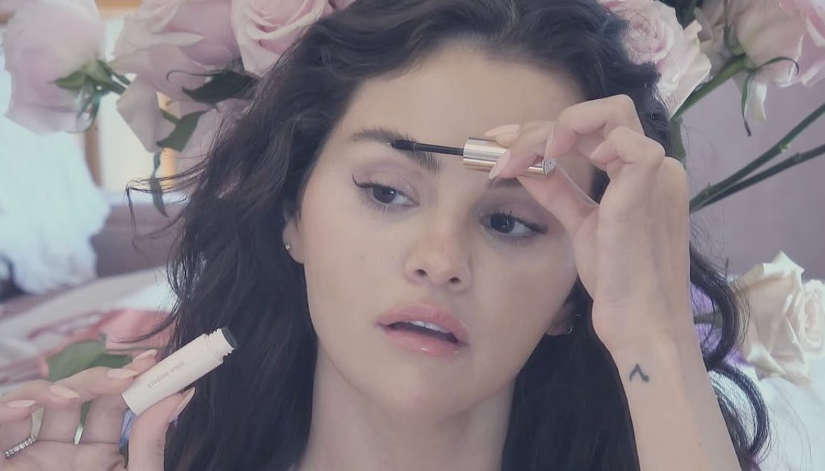 Mytexasgomez's tweet image. Not Selena posting bts of the year without rain photoshoot from 2010 on her Instagram! She’s so cutesy!🥹💗 #Throwback also why does it look like she’s holding rare beauty in 2010 like that’s crayyyy. @SelenaFanClub