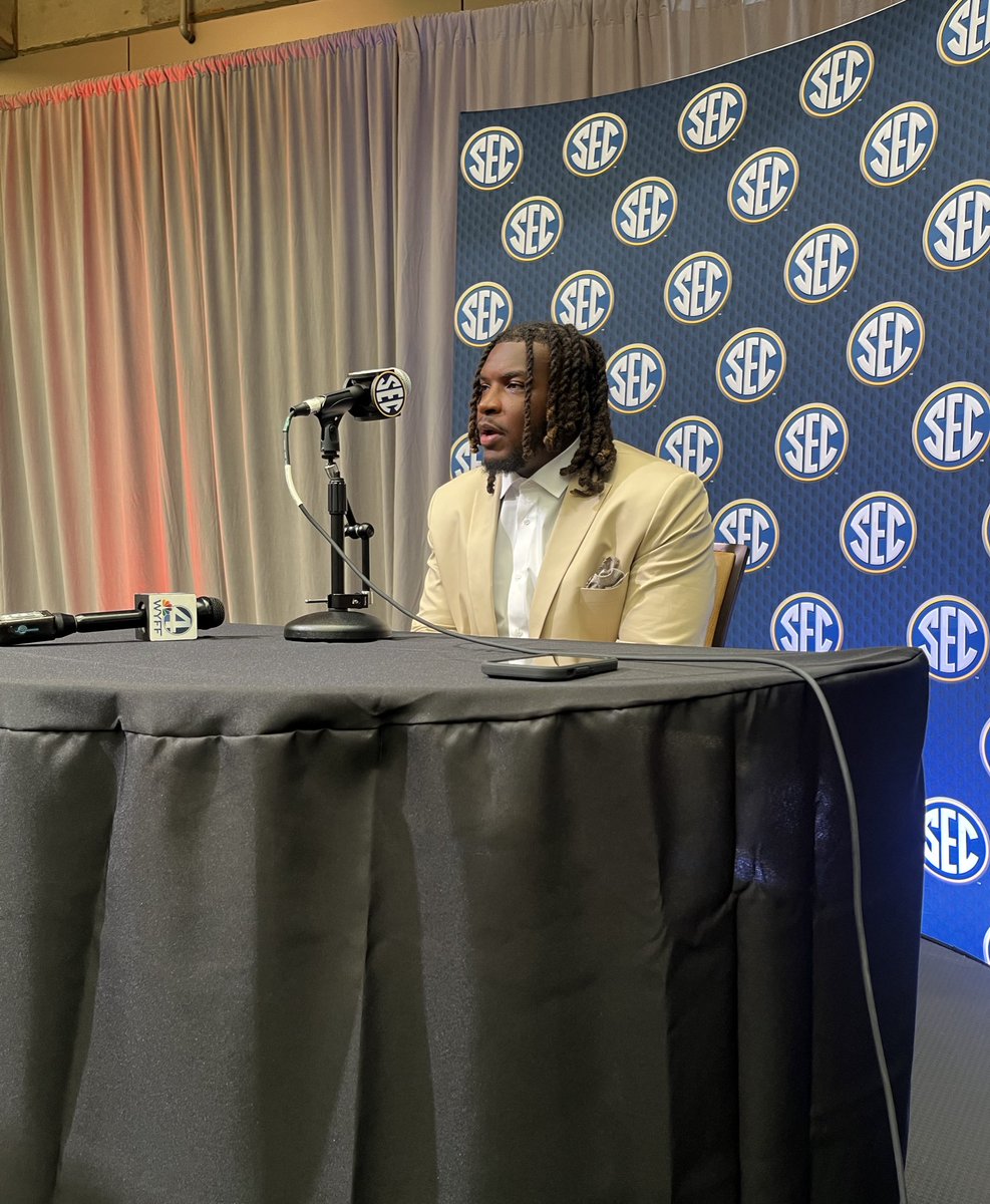 AflacKickoff's tweet image. talkin’ ball (and pregame meals) with @GamecockFB on Day 1 of SEC Media Days 🏈🍴

#AflacKickoff // @cfbhall