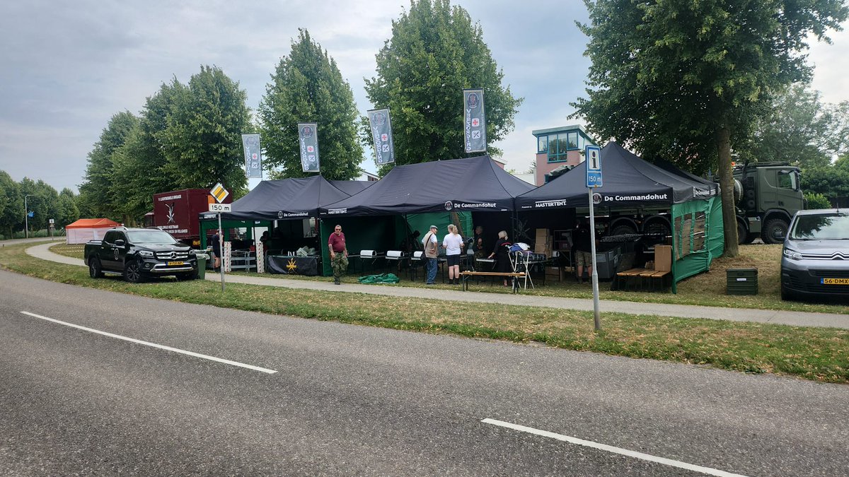 commandohut's tweet image. Wij zijn der klaar voor.....jij ook. Of je nu burger of militair bent. Zin in een bakkie koffie met looptwater of thee, hamburger, broodje worst, fruit. Voeten tapen, blaren prikken of een massage. 
Morgen staan we in Elst. Bij binnenkomst van het dorp gelijk rechts. #4daagse