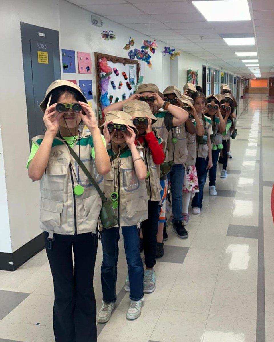 dallasschools's tweet image. 🐒🌴At @chapelhillpl, students traded in their usual textbooks for compasses,canteens, and binoculars to embark on an educational journey. 
Click the link in bio to read more.