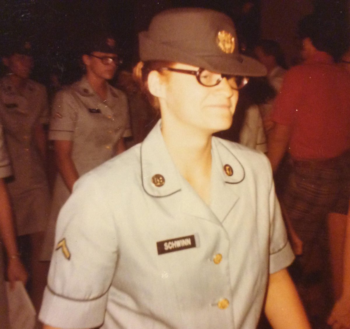 RedCross's tweet image. After decades of dedicated service, veteran and volunteer Shue Jennings-Schwinn is finally receiving the recognition she deserves.
Shue was the only woman among 30 veterans on a recent Honor Flight — a nonprofit that flies veterans age 65 and older to visit memorials in…