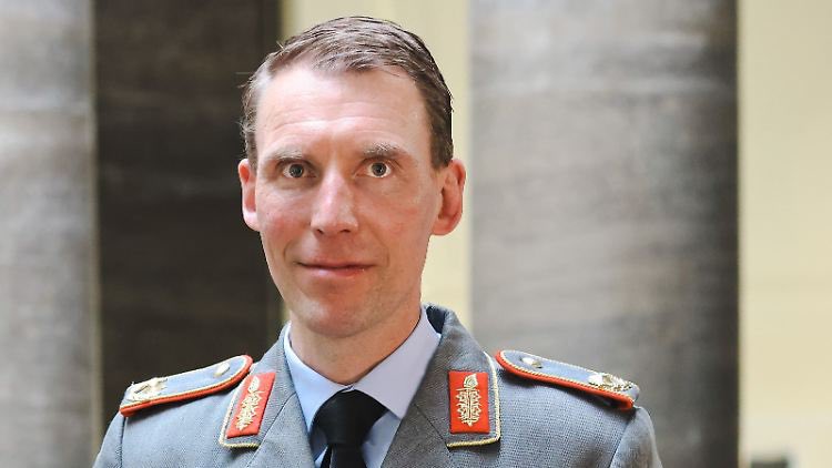 I like German generals who love killing Nazis and know how to do it. General Freuding is clearly the one who does. I have once - occasionally - experienced him amid a russian air raid in Kyiv, and I can tell you he has demonstrated how strong and stylish he is. I love this man.