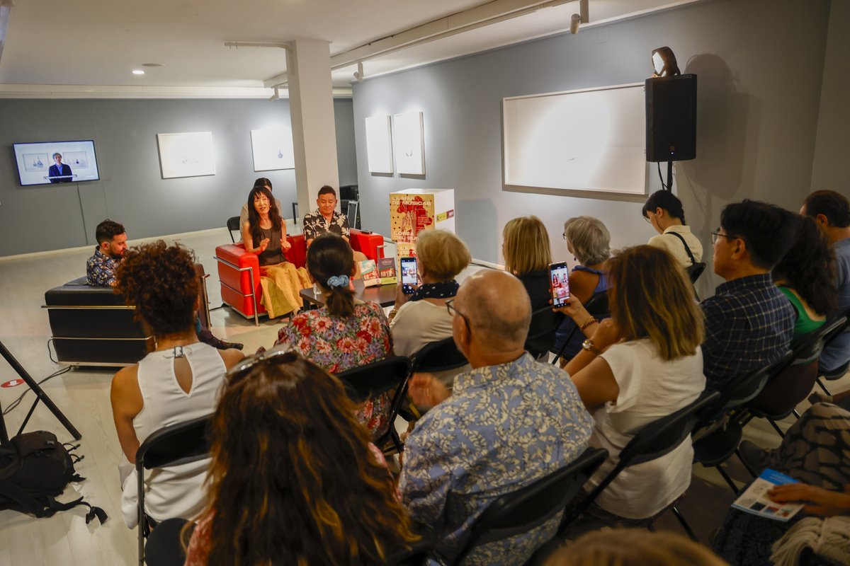 📚 👉  El primer encuentro literario de #LaMardeLetras ha sido entre Kim Ho-Yeon y Bae Suah, figuras clave de la literatura coreana.

Junto al periodista Manuel Madrid han presentado sus obras en castellano, distinguidas por atmósferas oníricas y la humanidad de los personajes.