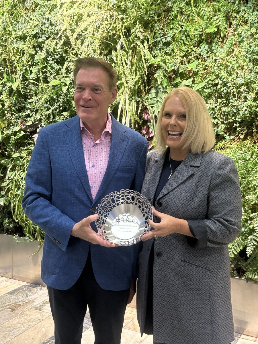 theleagueofcus's tweet image. The World Credit Union Conference kicked off with big news—@usffcu was honored with the Digital Growth Award! 🎉
President Richard J. Skaggs and VP of Community Engagement Juli Lewis were on hand to accept a special recognition award on behalf of the team. Congrats!