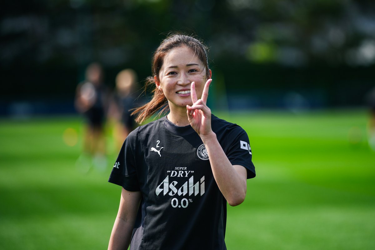 ManCityWomen's tweet photo. ✌️😁 https://t.co/ZlBjUwPxJ8