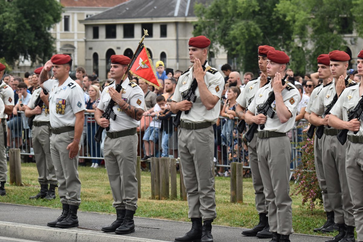 ecoledestap's tweet image. 🇫🇷 #14Juillet2025 à #Pau | La place Verdun a vibré au rythme de la Fête Nationale :
🎖️ Remise de décorations
🪖 Revue & défilé des troupes
👏 Honneur à l’#ETAP et à nos soldats, sous la présidence de François Bayrou.
#FêteNationale #ArméeDeTerre