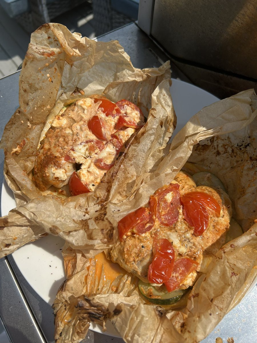 LilyCGuiney's tweet image. Work from home warriors are grilling for lunch while waiting for sources to call them back. Parchment paper tilapia with zucchini, lemons, onion, tomatoes and feta on the grill today🐟🍅☀️